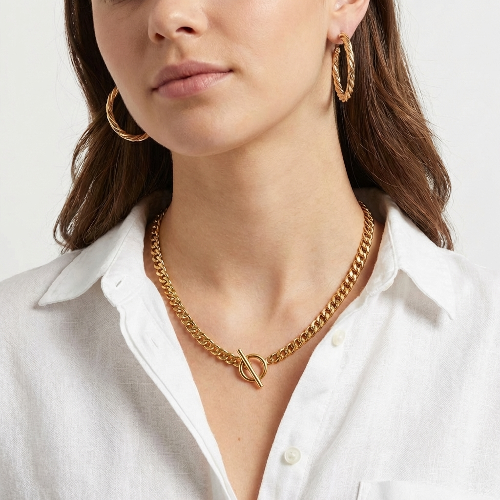 Necklace with a bold chain and a toggle clasp